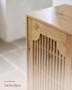 POSITY Eiken — Bassano schoenenkast, close-up van het lamellenfront en de bovenrand