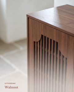 POSITY Walnoot — Bassano schoenenkast, close-up van het lamellenfront en de bovenrand