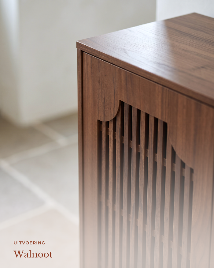 POSITY Walnoot — Bassano schoenenkast, close-up van het lamellenfront en de bovenrand
