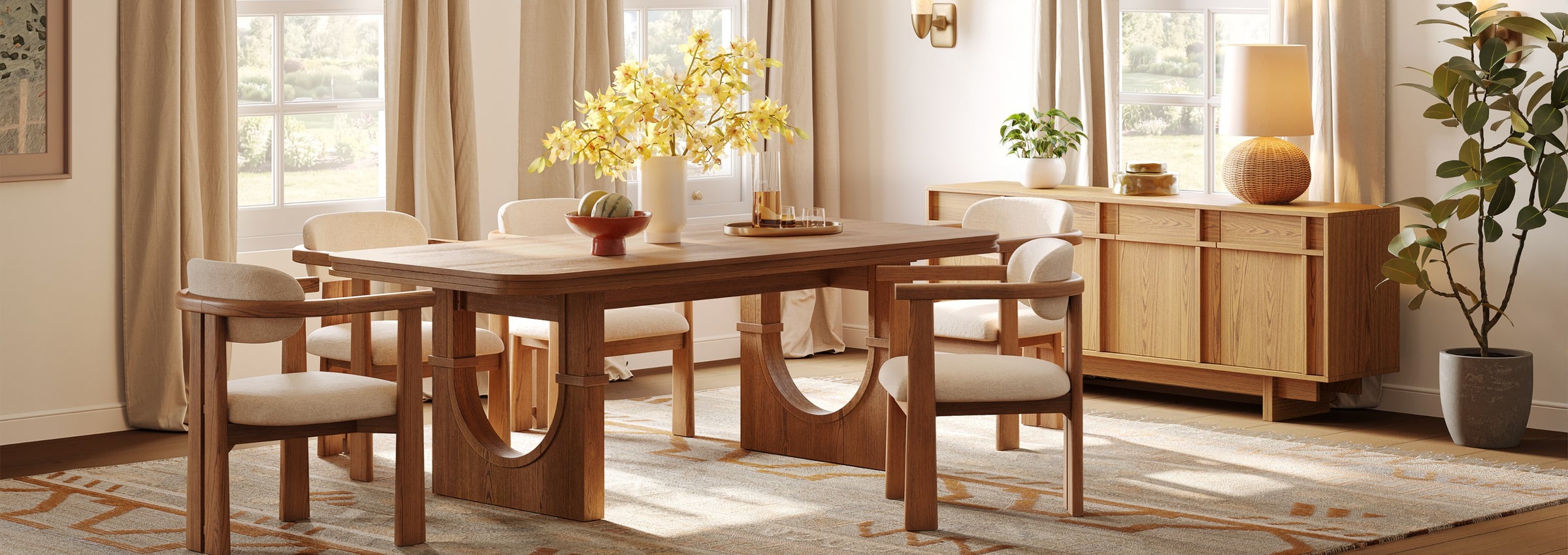 Lichte eetkamer met massief houten eettafel, stoelen en dressoir